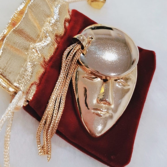 Face Brooch - Picture 2 of 3